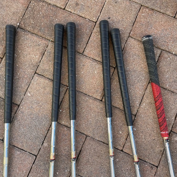 Taylormade ICW11 iron set 6 pc in right handed 
Steel shafts - Picture 6 of 12